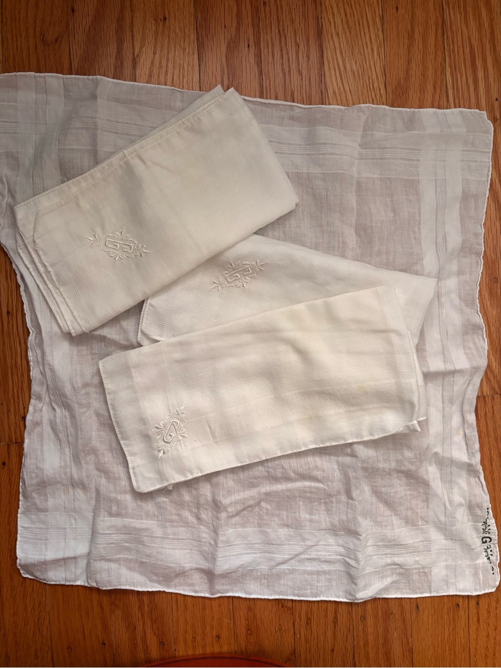 3 Mens Cotton Hankerchiefs - White Embroidered with “G” monogram. - Picture 2 of 3
